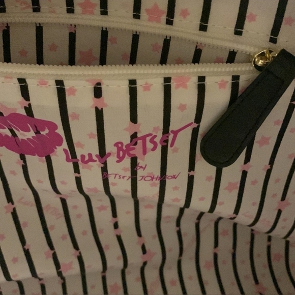 Betsey Johnson Weekend/Travel Bag/carryon/ vacation/ holiday/adjustable strap - Picture 13 of 16